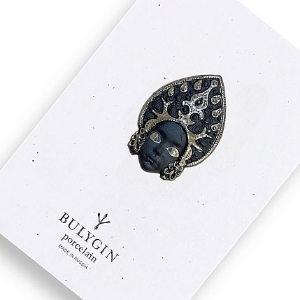 Брошь ручной работы Bulygin «Кокошник», фарфор, чёрно-серебристая, фото 1.