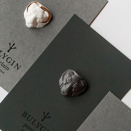 Брошь ручной работы Фарфор Булыгина «Львица» чёрная, фото 5.