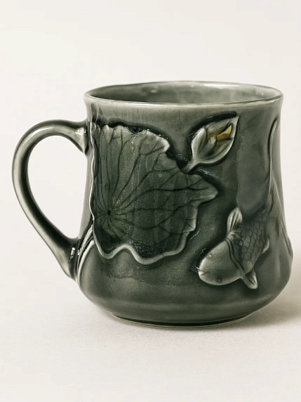 Кружка ручной работы Керамика Александры Пылиной с позолотой «Лотос и карп», черная, фарфор, 430 мл, фото 3.