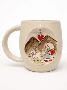 Кружка ручной работы НАДО ЖЕ с подвеской сердечком и росписью «Девочка и собачка в горах», белая, керамика, 300 мл
