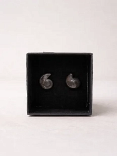 Сережки-гвоздики «Ракушки-завитки», чёрные, глянцевые, фарфор