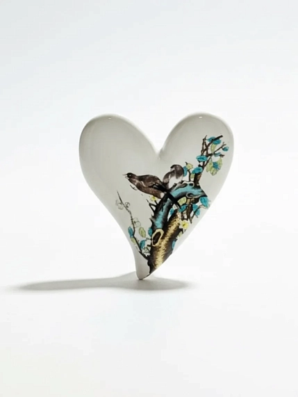 Брошь ручной работы КерамЕлКа «Длинное сердце с цветами», белая. керамика, фото 1.