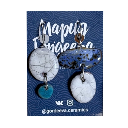 Серьги Мария Гордеева асимметричные составные, керамика, белые с синим, фото 1.
