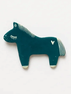 Брошь ручной работы Elizabeth Madar Лошадка с сердечком, тёмно-зелёная, керамика