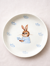 Тарелка ручной работы Ким керамика с бортиком Зайка с бумажными корабликами, белая, фарфор, 16 см