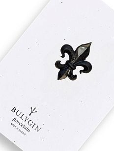 Брошь ручной работы Bulygin «Геральдическая лилия», фарфор, чёрно-серебристая