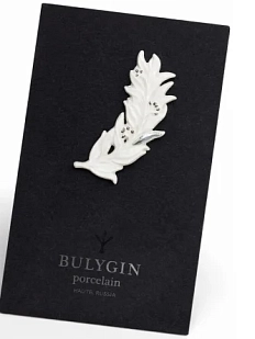 Брошь ручной работы Фарфор Булыгина «Веточка оливы»,бело-серебристая