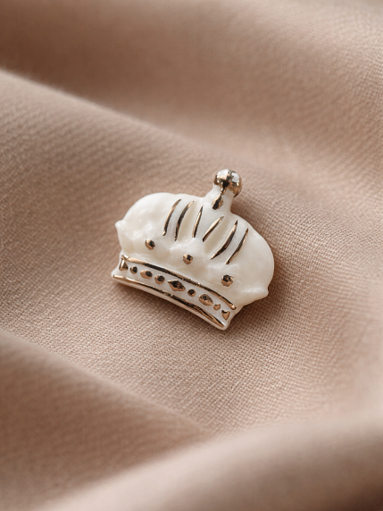 Брошь ручной работы Bulygin «Корона», бело-серебристая, фарфор, фото 2.