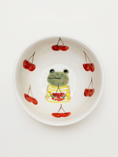 Тарелка глубокая ручной работы Лягушка с вишенками, белая, фарфор, 12 см