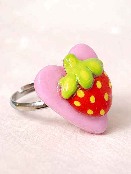 Кольцо ручной работы Радость Рядом Сердце с красной клубничкой, полимерная глина, незамкнутое, фото 1.