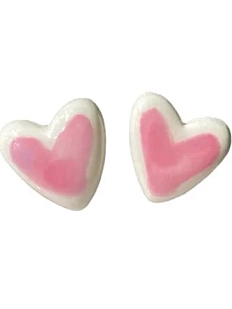 Серёжки-гвоздики Мария Гордеева ручной работы Сердечки, керамика, бело-розовые