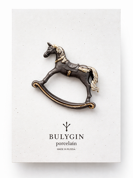 Брошь ручной работы Bulygin «Лошадка», чёрно-серебристая, фарфор, фото 1.