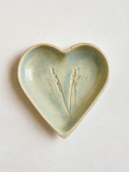 Тарелка ручной работы в форме сердечка с оттиском трав, керамика, зелёная, 14см, фото 1.