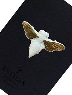 Брошь ручной работы Bulygin «Пчела», фарфор, бело-золотистая