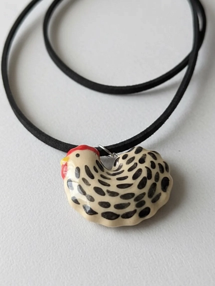 Чокер ручной работы Малёма «Курочка» на чёрном замшевом шнурке, керамика, фото 1.