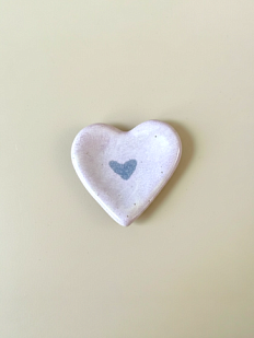 Блюдце ручной работы Августа в виде сердечка с рисунком, лавандовое, керамика, 6 см