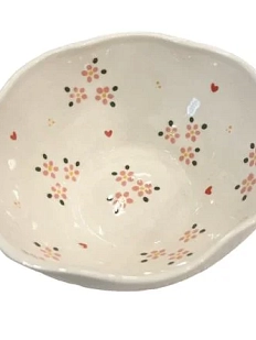 Глубокая тарелка ручной работы Slowday Ceramics в розовый цветочек с сердечками, полуфарфор