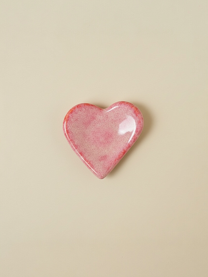 Блюдце ручной работы Августа в виде сердечка, малиновое, керамика, 6 см, фото 1.