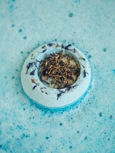 Бомбочка для ванны Вершина натуральности (Top Naturally) «Черника-василёк», пралине, голубая