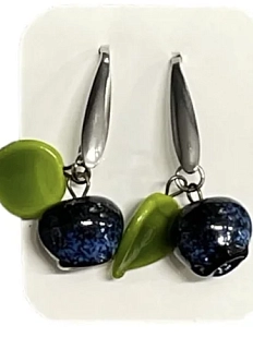 Серьги-гвоздики Керко черника с листиком, стекло
