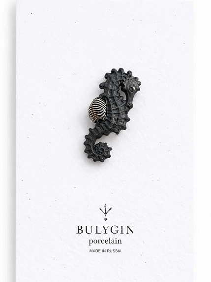 Брошь ручной работы Фарфор Булыгина «Морской конёк», чёрно-серебристая, фото 1.
