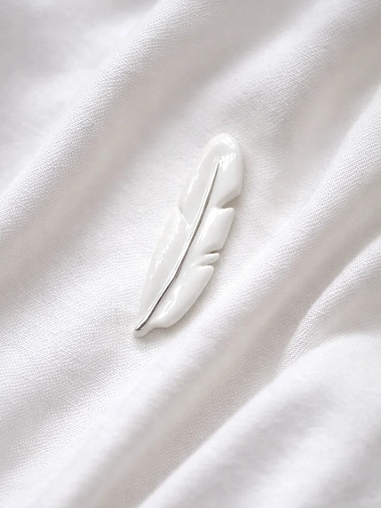 Брошь ручной работы Фарфор Булыгина «Перо», бело-серебристая, фото 2.