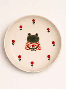 Тарелка ручной работы Ким керамика с бортиком Лягушка с красными ягодками, белая, фарфор, 16 см