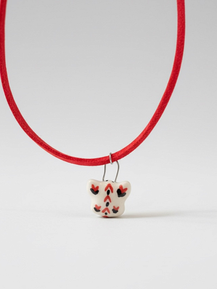 Чокер ручной работы Малёма «Бабочка» на красном замшевом шнурке, керамика, фото 1.