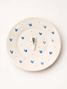 Тарелка ручной работы Мария Гордеева с фигуркой Лошадка, белая с синими сердечками, полуфарфор, 18 см