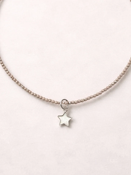 Чокер Мигетт «Звёздочка» из мелкой бежевой шпинели с подвеской, фото 4.