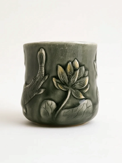 Кружка ручной работы Керамика Александры Пылиной с позолотой «Лотос и карп», черная, фарфор, 430 мл, фото 2.