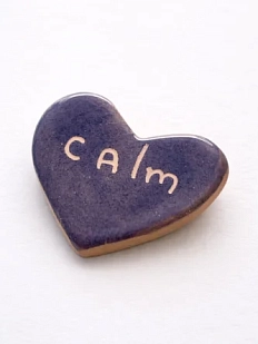 Брошь ручной работы Elizabeth Madar сердечко Calm, фиолетовый, керамика