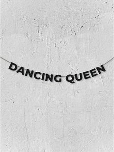 Гирлянда из чёрных букв «Dancing queen»