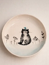 Тарелка ручной работы Ким керамика с бортиком Чёрный котик с птичкой, белая, фарфор, 16 см