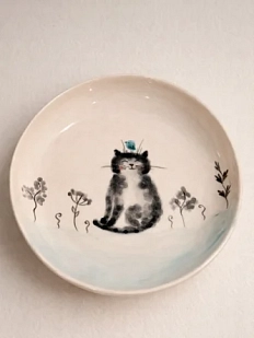Тарелка ручной работы Ким керамика с бортиком Чёрный котик с птичкой, белая, фарфор, 16 см