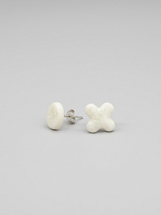 Ассиметричные серёжки-гвоздики «Цветок и кружок», белые перламутровые, фарфор