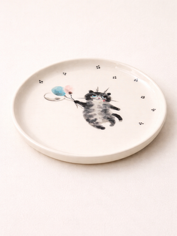 Тарелка ручной работы Ким керамика с бортиком «Чёрный кот с воздушными шариками», белая, фарфор, 14 см, фото 2.