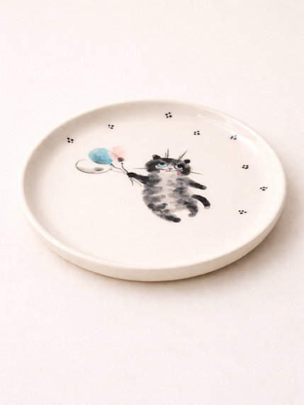 Тарелка ручной работы Ким керамика с бортиком «Чёрный кот с воздушными шариками», белая, фарфор, 14 см, фото 2.