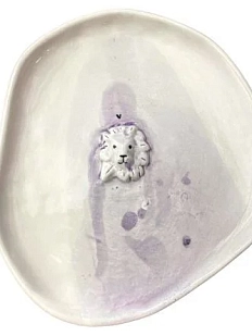 Тарелка ручной работы Мария Гордеева с фигуркой Лев, сиреневая, полуфарфор, 22,5 см