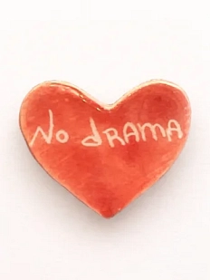 Брошь ручной работы Elizabeth Madar сердечко No drama, розовая, керамика