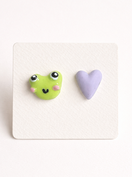 Серёжки-гвоздики Радость Рядом Лягушка и сиреневое сердечко, полимерная глина, фото 2.