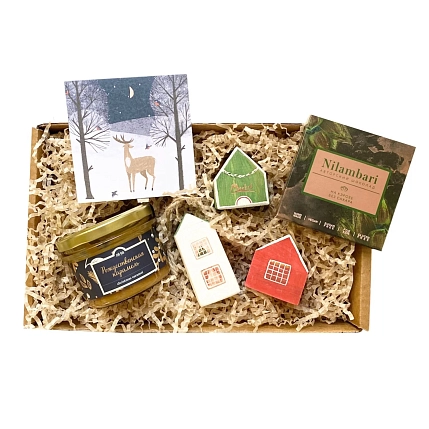 Подарочный набор с елочными игрушками ручной работы и сладостями, фото 1.