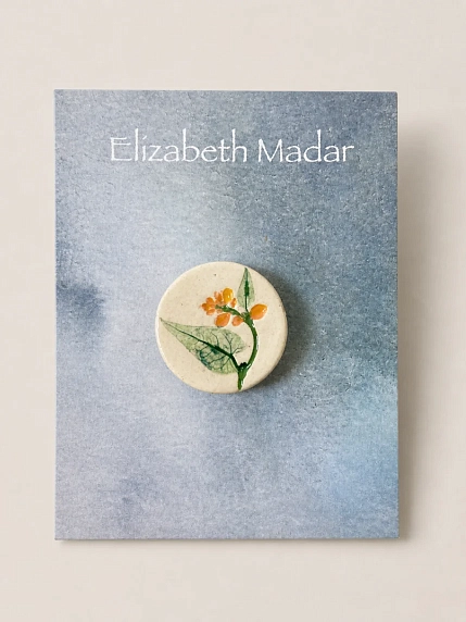Брошь ручной работы Elizabeth Madar Оттиск трав, большой круг, оранжево-зелёный, керамика, фото 1.