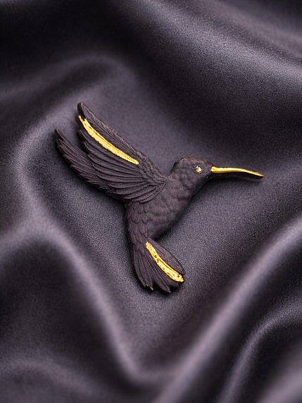 Брошь ручной работы Bulygin «Колибри», фарфор, чёрно-золотистая, фото 2.