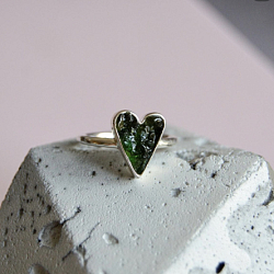 Кольцо ручной работы «Сердце», тёмно-зелёное, апатит, нейзильбер