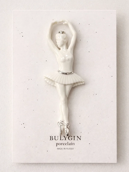 Брошь ручной работы Фарфор Булыгина «Балерина Па №2», бело-серебристая, фото 1.