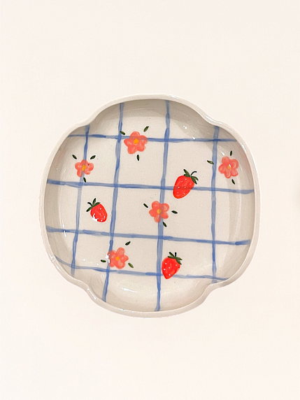 Тарелка ручной работы «Клетка с клубникой и цветочками», керамика, 15 см, фото 1.