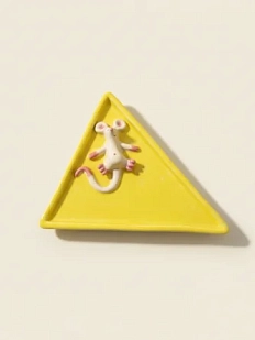 Треугольная тарелка ручной работы «Мышка», желтая, керамика