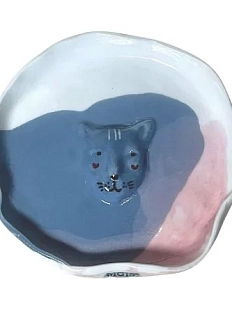 Тарелка ручной работы Мария Гордеева с фигуркой Котик, серо-розовая, полуфарфор, 13 см