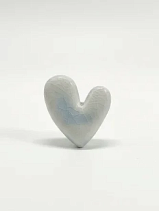 Брошь ручной работы КерамЕлКа «Пухлое сердце», светло-голубая, керамика